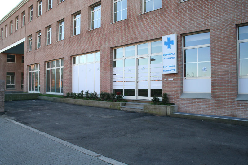 ospedale-veterinario-peressotti Foto dell'ingresso dell'Ospedale Veterinario Peressotti, una delle strutture unita per creare l'Ospedale Veterinario 24H VetCenter di Parma